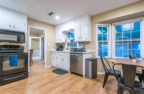 Huntsville House | 14003 Maebeth · ❂Mayflower Cottage❂ Ping Pong Table/Fiber Wifi!