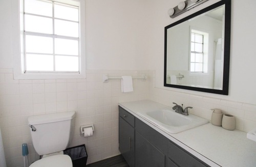 Houma House | 15% ALL OF JUNE! Spacious Screened- In Porch Perfect for Group Stays