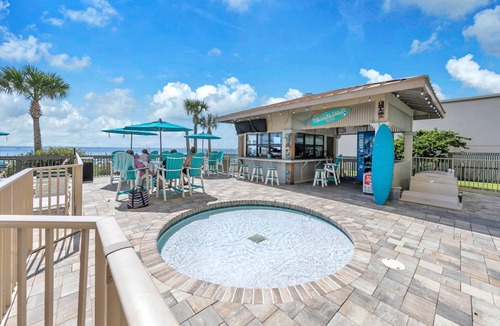 Thomas Drive Condo | 156 m² Condo ∙ 3 bedrooms ∙ 8 guests