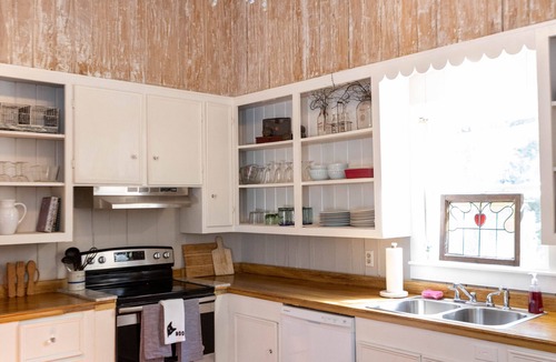 Natchez House | 1880's Cozy Cottage, close to Historical Downtown. Sleeps up to 6 3B3B-pets OK
