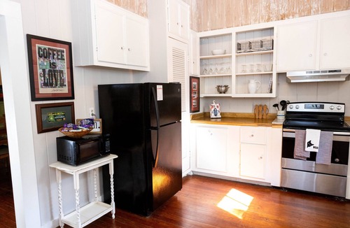 Natchez House | 1880's Cozy Cottage, close to Historical Downtown. Sleeps up to 6 3B3B-pets OK