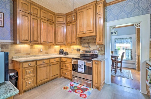 Corsicana House | 1920s Corsicana Home: Group Getaway Near Downtown!