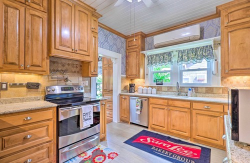 Corsicana House | 1920s Corsicana Home: Group Getaway Near Downtown!