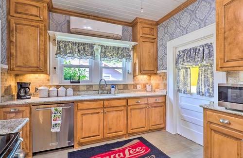 Corsicana House | 1920s Corsicana Home: Group Getaway Near Downtown!