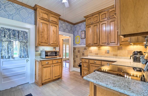 Corsicana House | 1920s Corsicana Home: Group Getaway Near Downtown!