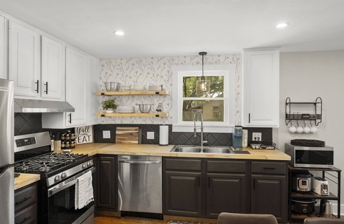 Tomball Cottage | 1930s Home, King bed, sleeps 8, Gameroom, walk to Main St