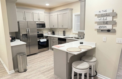 Huntsville Apartment | 1B comfy new 2-bedroom apartment in Huntsville 5 min from mall Hosp & downtown.