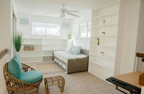 Irving Condo | 2 bd/1 b condo &fireplace. 10 min to DFW airport