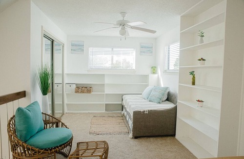 Irving Condo | 2 bd/1 b condo &fireplace. 10 min to DFW airport