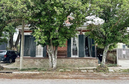 West Riverside Apartment | 2 BD Uptown off Magazine St w pool & patio