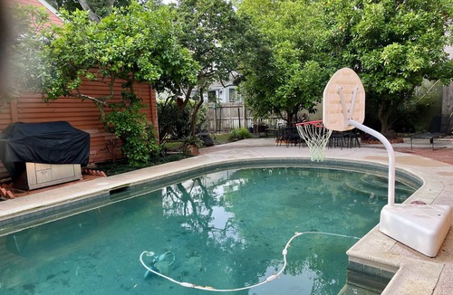West Riverside Apartment | 2 BD Uptown off Magazine St w pool & patio
