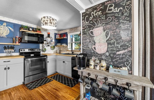 El Centro Beach House | 2 bed 1 bath Flamingo Retreat! Spacious yard!