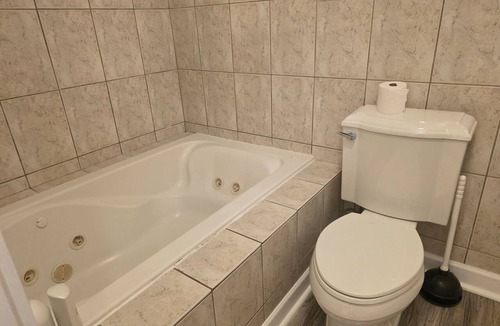 Kenner - Louis Armstrong International Airport Apartment | 2-bedroom apartment in charming Kenner with AC for relaxing stays