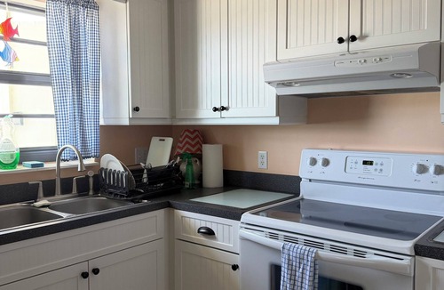 Central Beach Apartment | 2-bedroom apartment in Vero Beach with AC right on the beach with a pool