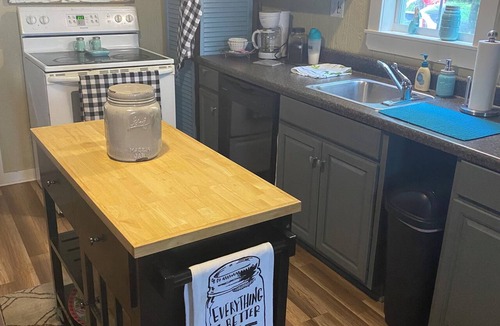 Pheba Cabin | 2-bedroom cabin right outside of Starkville with AC for relaxing stays