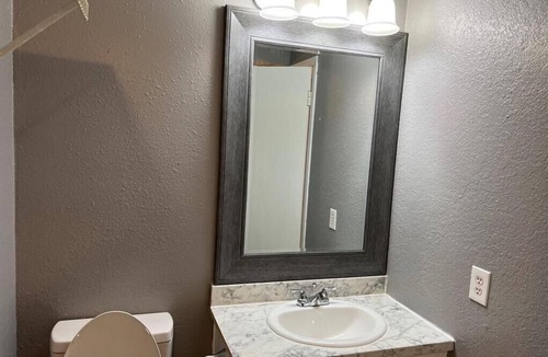 Shreveport Condo | 2-bedroom condo in lovely Shreveport with WiFi, AC