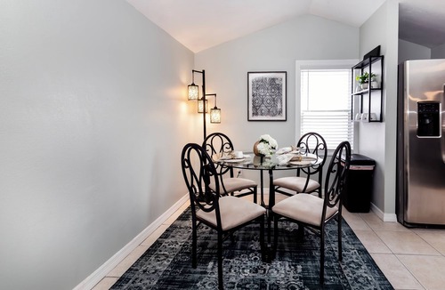 United Central House | 2-Bedroom Home Away from Home in St Petersburg