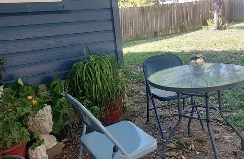 East MLK House | 2-bedroom in E. Austin Central. Pet friendly, wifi, full kitchen,off st parking.