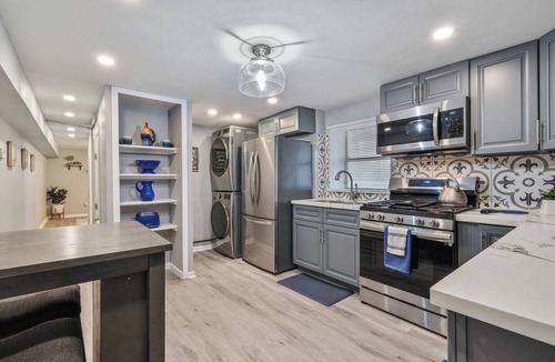 Fairgrounds Apartment | 2 bedrooms and one bonus room with two twin-size beds.