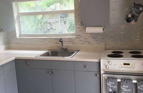 West Palm Beach Cottage | 2 Blocks from Intercoastal Waterway & minutes to beaches !