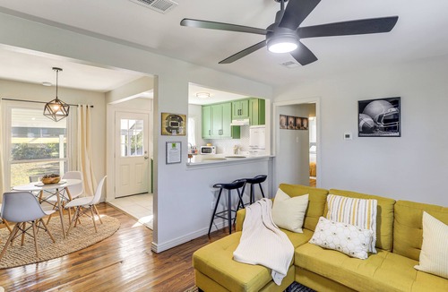 Central Arlington Cottage | 2 Blocks to At&t Stadium: Sports Fan Headquarters!