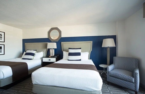 League City Hotel | 2 Family-Friendly Rooms with 2 Swimming Pools Near League City Attractions