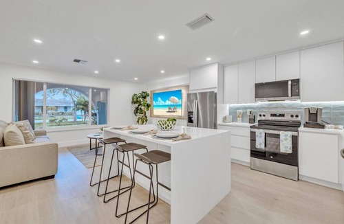 Plantation House | 2 Homes Together, HTD pool, Jacuzzi, Fire pit