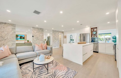 Plantation House | 2 Homes Together, HTD pool, Jacuzzi, Fire pit