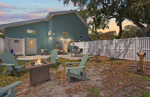 Cocoa Beach Cottage | 2 Homes Together|Sleeps 16|Walk 2 Beach|Firepit