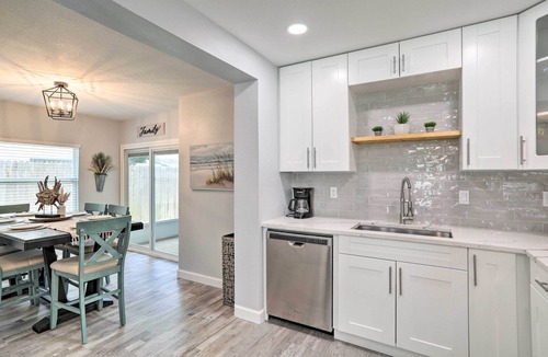 Largo Cottage | 2 Mi to Beach: Home w/Screened Porch in Largo