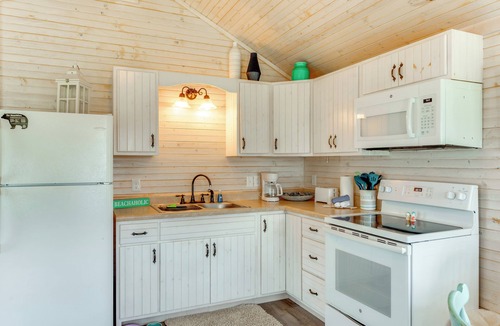 Carrabelle House | 2 Mi to Carrabelle Beach: Home w/Yard & Porch