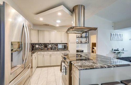Lakeland Cottage | 2 Mi to Golfing: Chic & Cozy Retreat in Lakeland!