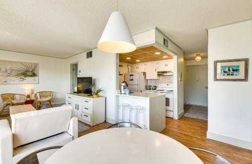 Holiday Isle Apartment | 2 Mi to HarborWalk Village Cozy Condo with Balcony