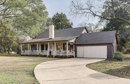 Tuscaloosa Cottage | 2 Mi to UA! Family-friendly Getaway w/Patio
