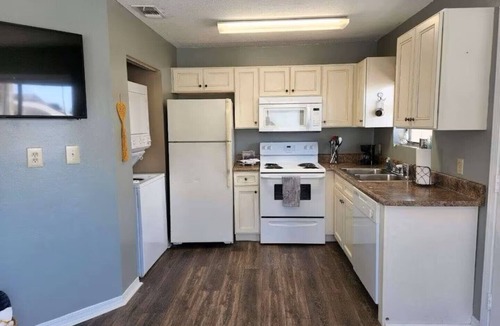 El Centro Beach Condo | 2 minute walk to the beach ~ 2 pools and a balcony-Sleeps 4