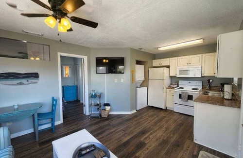 El Centro Beach Condo | 2 minute walk to the beach ~ 2 pools and a balcony-Sleeps 4