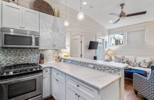Watercolor House | 2 Minutes to Camp Watercolor. Deluxe Home with Carriage House and Golf Cart