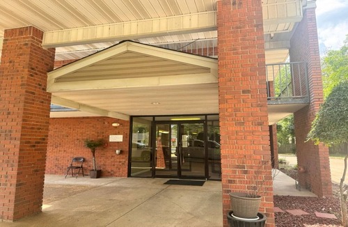 West Helena Apartment | 2 Queen Beds|Smoking|Kitchenette