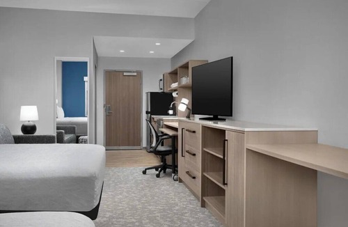 Weston Hotel | 2 Queen Suite | Outdoor Pool, BBQ | 2.7 mi to Weston Racquet Club + Breakfast