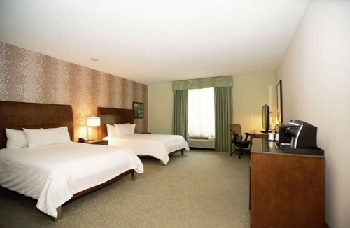 Covington Hotel | 2 Rooms w/2 Queen Beds – Modern Space in Covington Near Castine Center