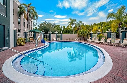 Naples Hotel | 2-Star Hotel ∙ La Quinta by Wyndham Naples Downtown