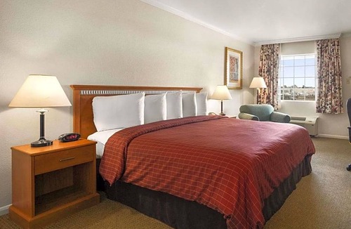Beaumont Hotel | 2-Star Hotel ∙ Howard Johnson by Wyndham Beaumont