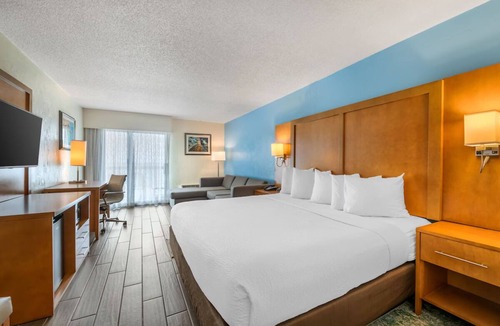 Seabreeze Park Hotel | 2 Units | Serene Beachside Escape | Balcony Room Tailored for Couples' Getaway