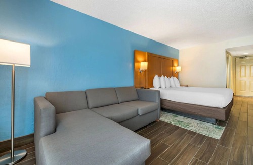 Seabreeze Park Hotel | 2 Units | Serene Beachside Escape | Balcony Room Tailored for Couples' Getaway