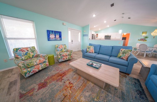 Plantation House | 20% OFF FALL! Beach Cottage inside Plantation, Sleeps up to 8, Pet Friendly