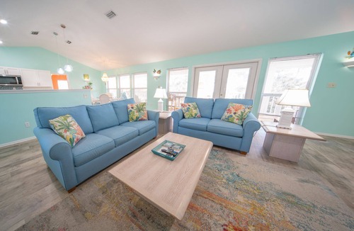 Plantation House | 20% OFF FALL! Beach Cottage inside Plantation, Sleeps up to 8, Pet Friendly