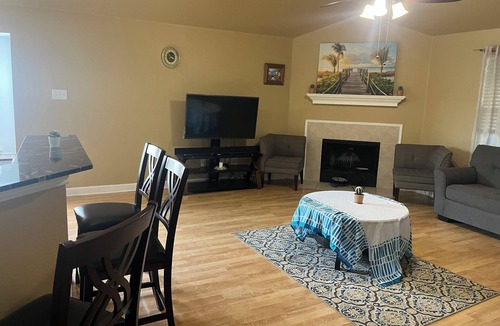 Hurst House | 2000 SqFt house in awesome Neighborhood with AC, fitness room, WiFi