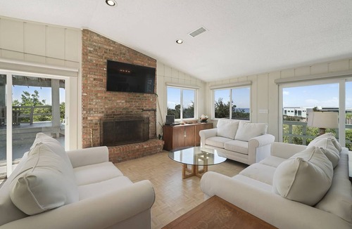 Four Mile Village House | 215 m² House ∙ 4 bedrooms ∙ 12 guests