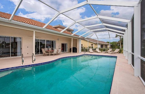 Crown Pointe House | 230 m² House ∙ 4 bedrooms ∙ 8 guests