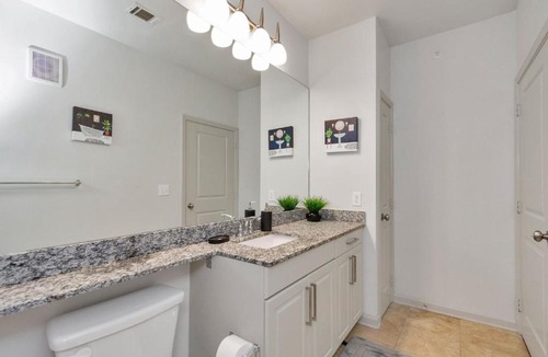 Conroe Apartment | 2bd 2ba Golden Retreat